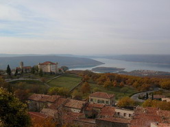 château dominant le lac